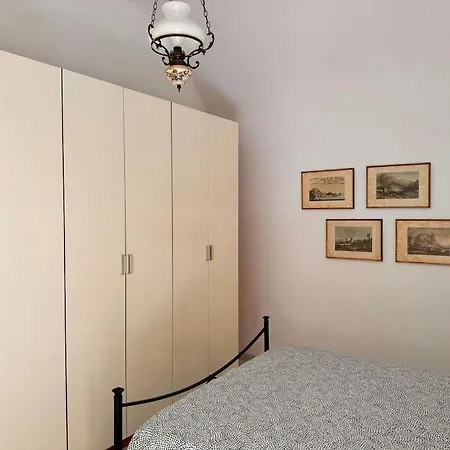 Vicolo 9 E Tre Quarti