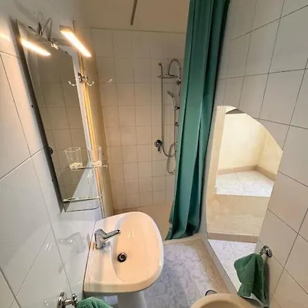 Vicolo 9 E Tre Quarti Gaeta