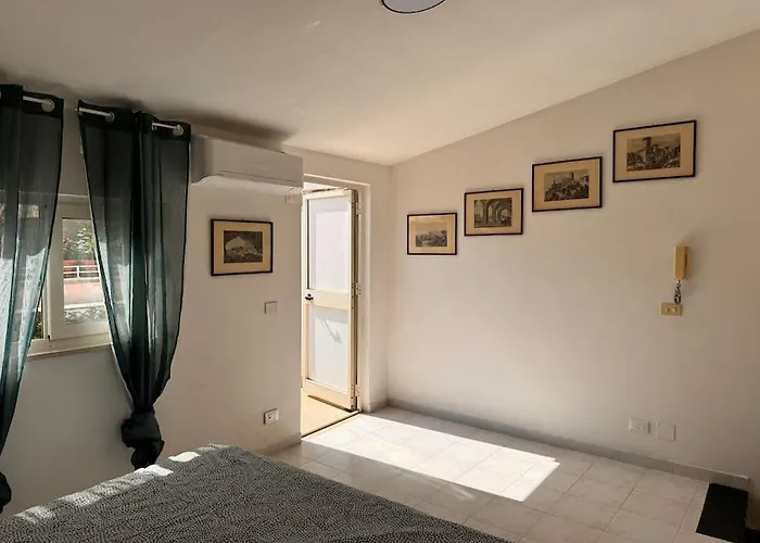 Vicolo 9 E Tre Quarti